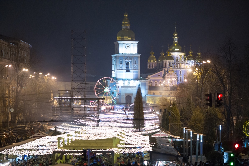 У Києві запалили головну ялинку країни: фоторепортаж