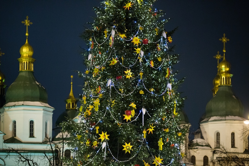У Києві запалили головну ялинку країни: фоторепортаж