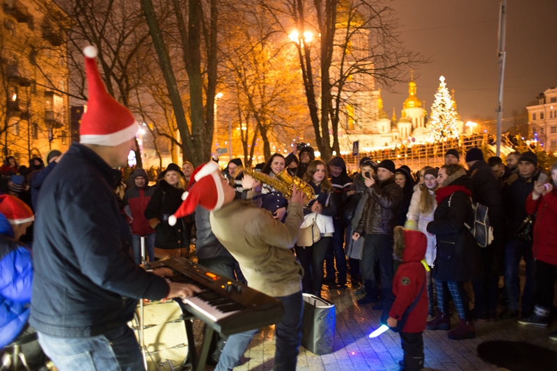 У Києві запалили головну ялинку країни: фоторепортаж