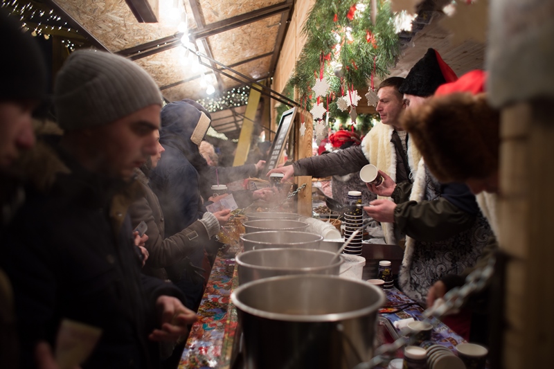 У Києві запалили головну ялинку країни: фоторепортаж