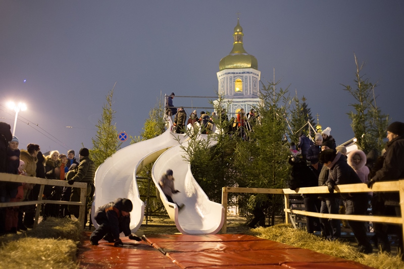 У Києві запалили головну ялинку країни: фоторепортаж