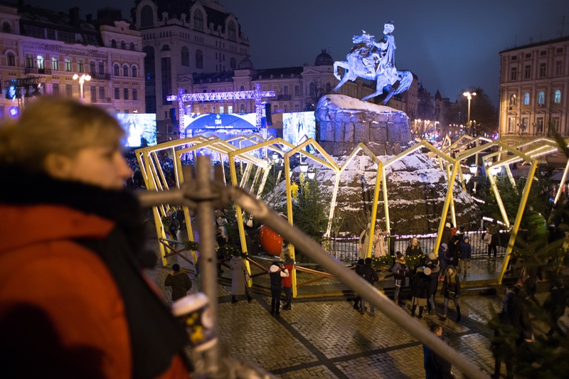 У Києві запалили головну ялинку країни: фоторепортаж