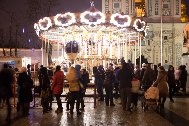 У Києві запалили головну ялинку країни: фоторепортаж