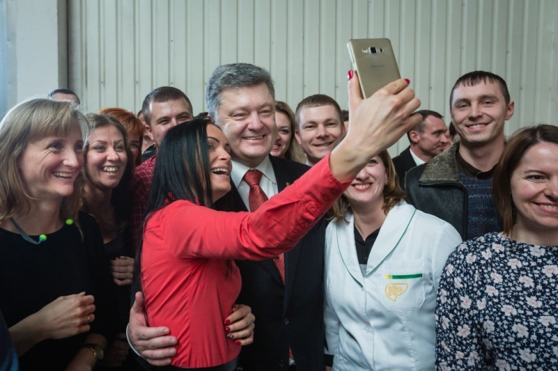 На сайті президента показали рік Порошенко у фотографіях
