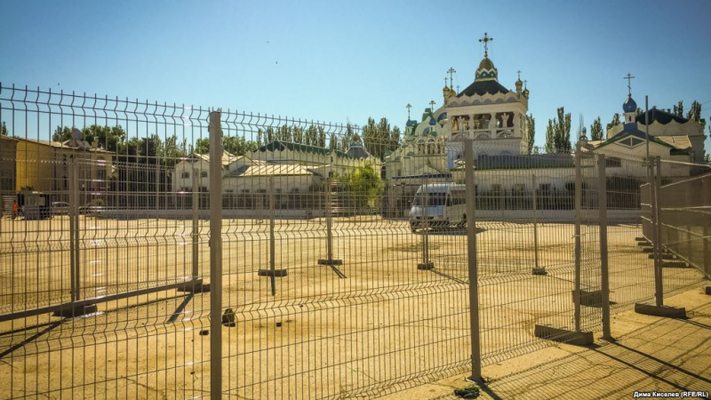 Пустельні пляжі, огорожі і Путін: як в окупованому Криму проходить курортний сезон (фото)