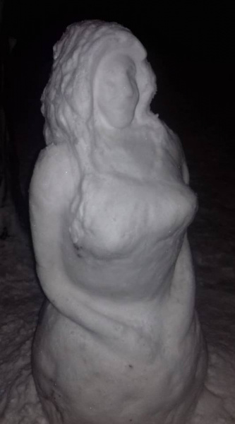 У мережі з'явилися фото "еротичних" сніговиків в Одесі