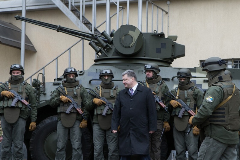 На сайті президента показали рік Порошенко у фотографіях