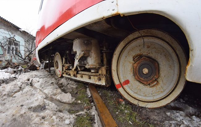 В окупованому Донецьку трамвай в'їхав у житловий будинок (фото)