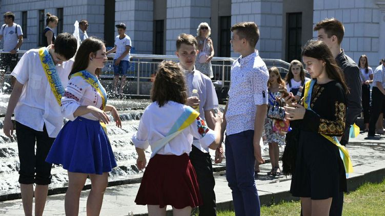Випускники шкіл "традиційно" відзначають останній дзвінок у фонтанах (фото)