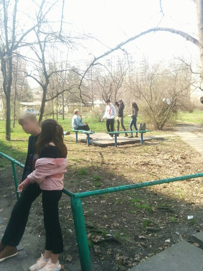 Жителі Києва обурилися школярами, які курять і смітять у дворах