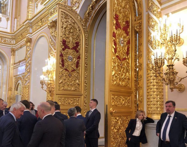 &quot;В четвертый раз положит на Конституцию&quot;: в соцсетях подняли на смех инаугурацию Путина