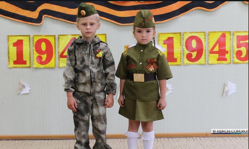 "Победобесие": у кримському дитсадку дітей одягли у "колорадські" костюми