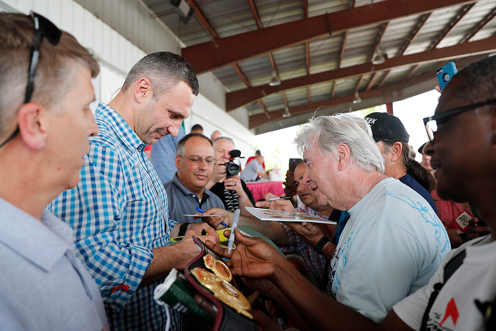Американці шикувалися в довгі черги, щоб взяти автограф у Віталія Кличка (фото, відео)
