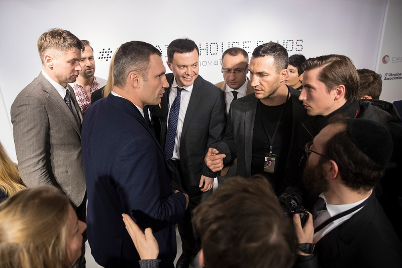 Братам Кличко в Давосі вручили Спеціальну нагороду