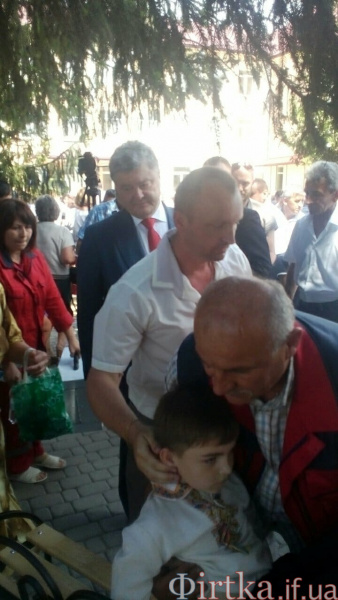 Останній дзвоник з президентом: на Прикарпатті біля Порошенко зомлів школяр (фото)