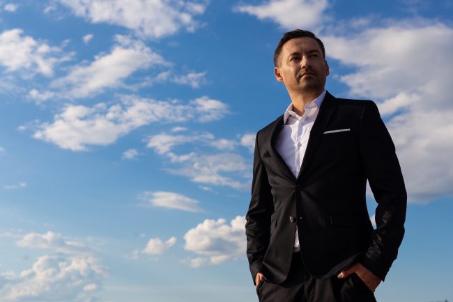 "По Звездам Босиком": известный телеведущий выпустил клип о любви