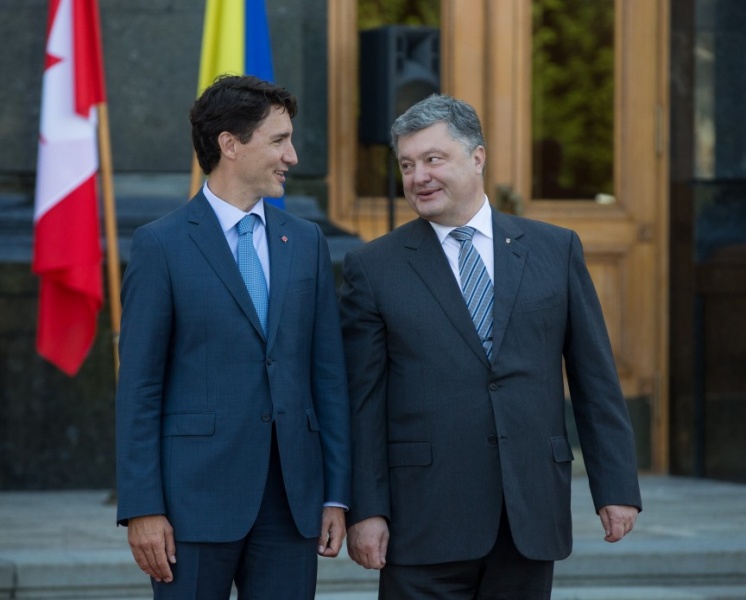 На сайті президента показали рік Порошенко у фотографіях