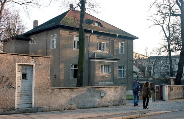 "Не только ел в столовых": стало известно, чем на самом деле занимался Путин в ГДР