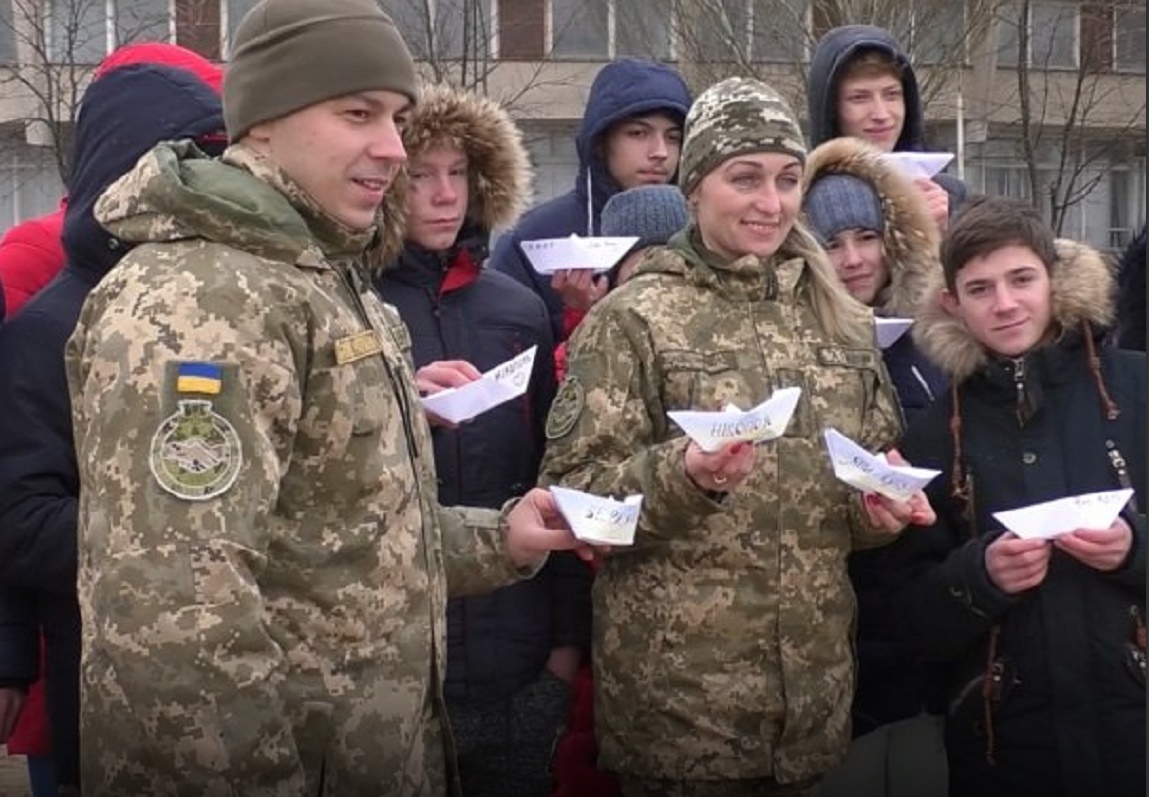 Запускали паперові кораблики: одесити організували флешмоб на підтримку полонених моряків