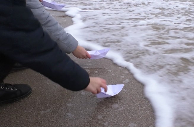 Запускали паперові кораблики: одесити організували флешмоб на підтримку полонених моряків