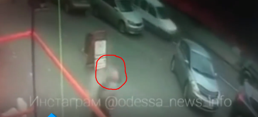 Прохожий попал под рухнувший с аварийного здания кирпич