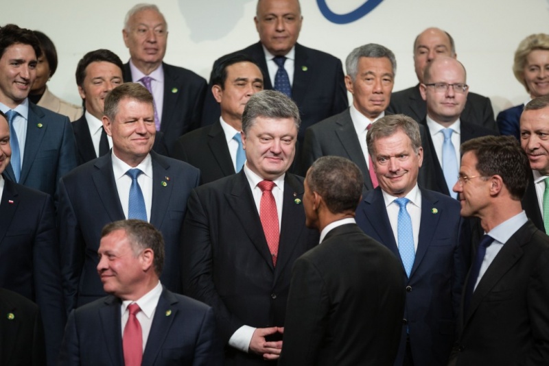 На сайті президента показали рік Порошенко у фотографіях