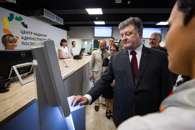 На сайті президента показали рік Порошенко у фотографіях