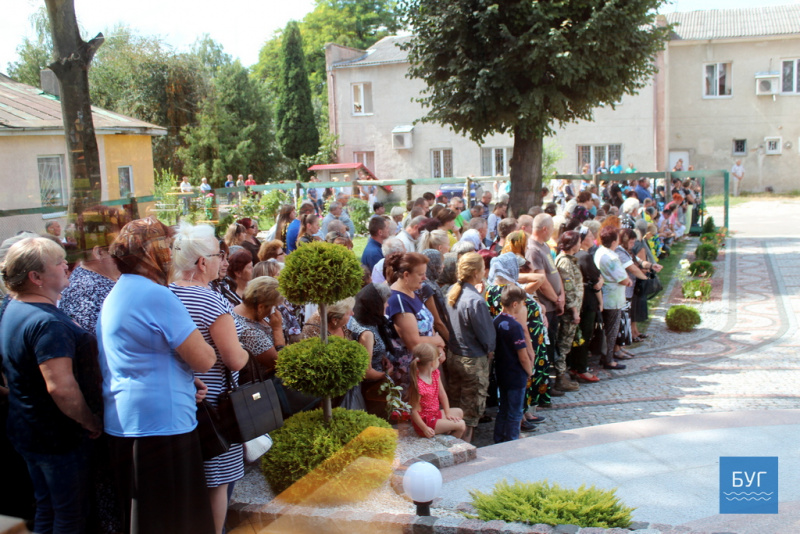 Без отца осталось двое детей: на Волыни провели в последний путь погибшего на Донбассе бойца (фото)
