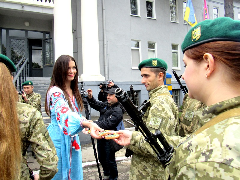 &quot;Мисс Украина Вселенная 2016&quot; посетила прифронтовую зону с благотворительным визитом