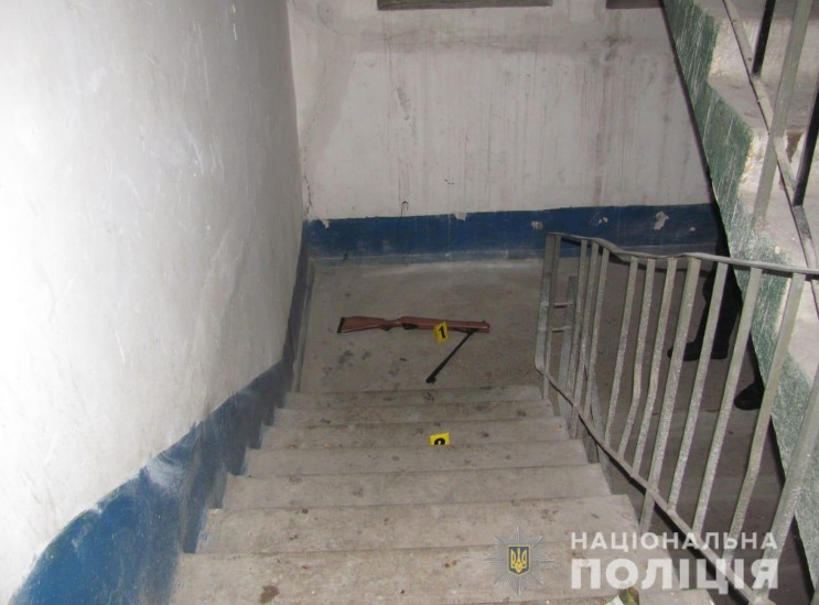 Вирішив постріляти в поліцію: подробиці інциденту з домашнім тираном в Кривому Розі