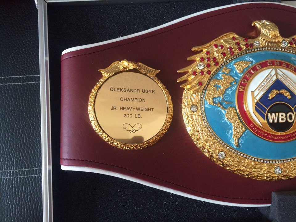 Вот и дождались: чемпионский пояс Усика прибыл в Украину