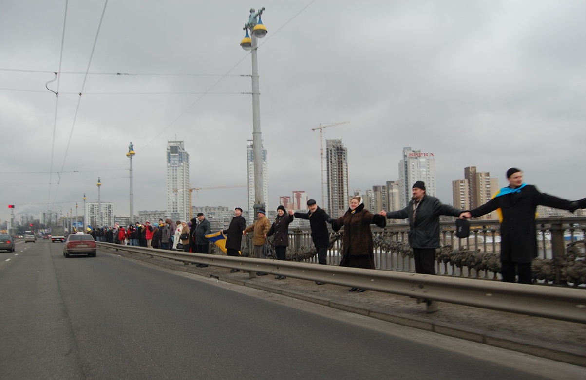 Сегодня в Украине отмечают День Соборности: традиция "живых цепей"