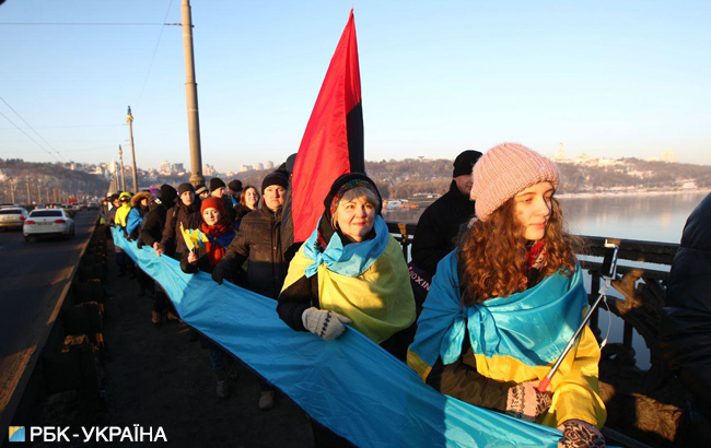 В Киеве на мосту Патона провели акцию "Живая цепь соборности" (фоторепортаж)