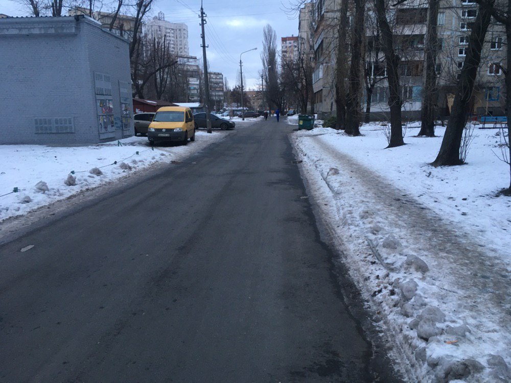 Чому в Києві не чистять тротуари: відповідь ЖЕКу здивувала