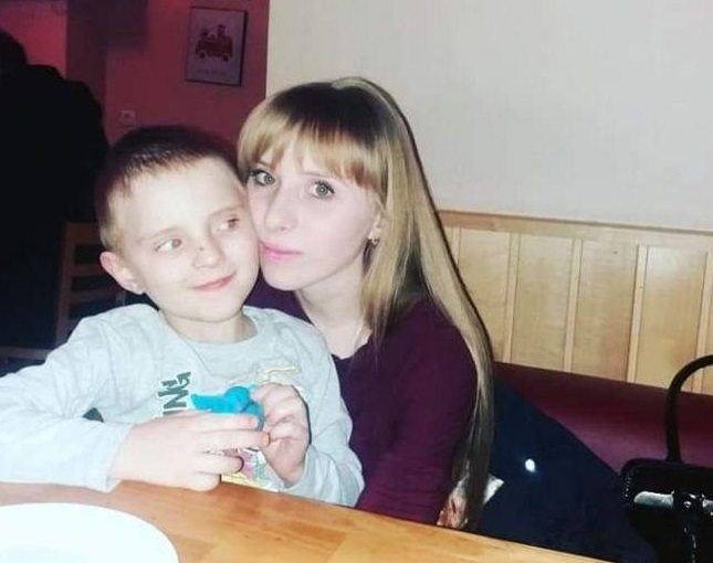 Хочет повести сына в первый класс: 24-летняя украинка просит помочь побороть рак