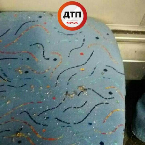 У Києві автобус з пасажирами закидали камінням
