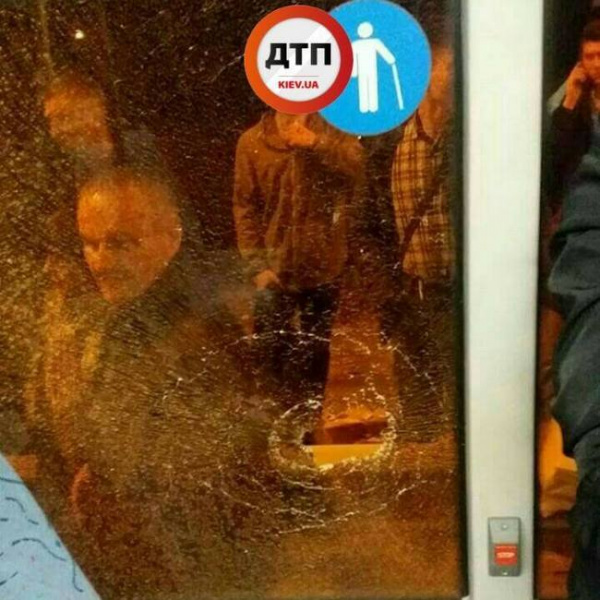 У Києві автобус з пасажирами закидали камінням