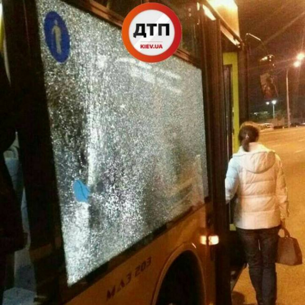 У Києві автобус з пасажирами закидали камінням