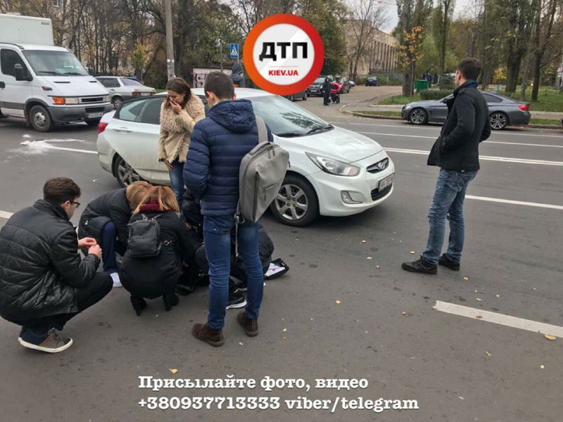 Знову на переході: у Києві автомобіль збив жінку