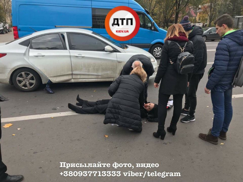Знову на переході: у Києві автомобіль збив жінку