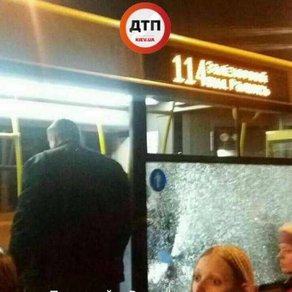 У Києві автобус з пасажирами закидали камінням