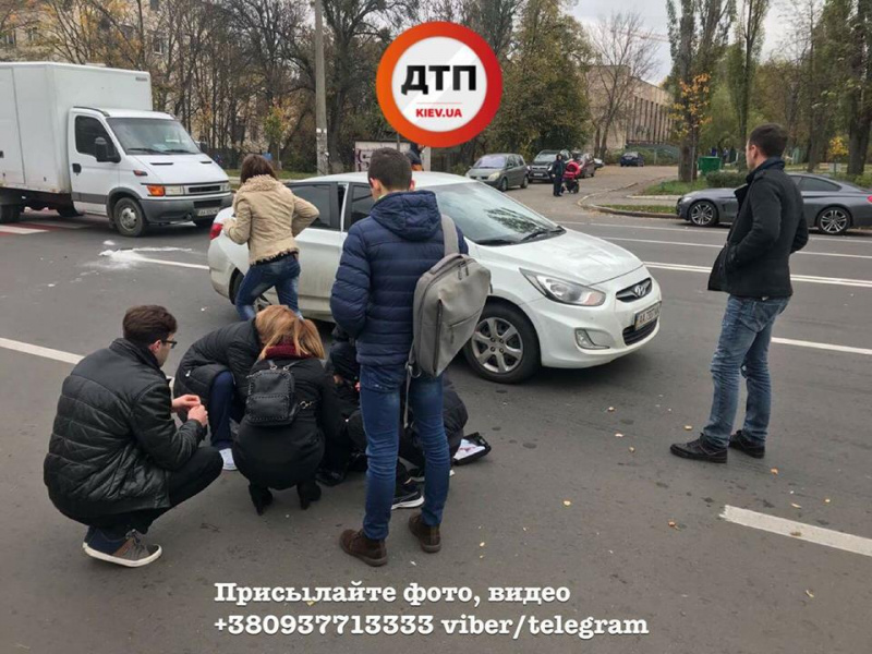 Знову на переході: у Києві автомобіль збив жінку