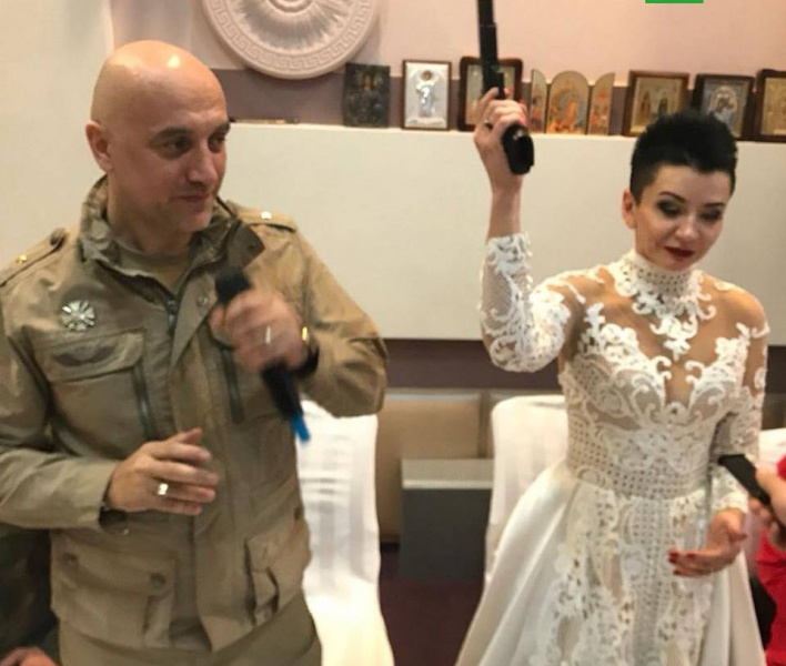 "Экстремальная свадьба": фото венчания в "ДНР" писателя Прилепина всколыхнуло соцсети