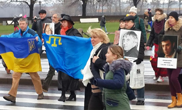 Питерцы провели запрещенный &quot;Марш против ненависти&quot; под флагами Украины и крымских татар