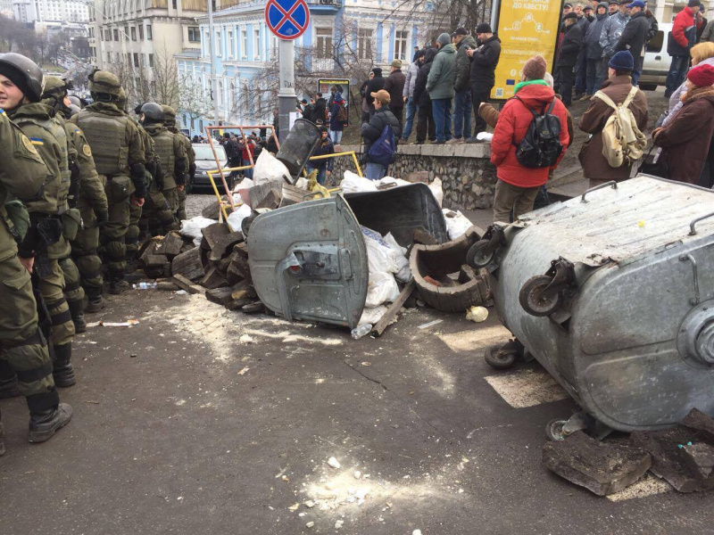 Гори сміття і поламана бруківка: в мережі показали, що залишилося в центрі Києва після звільнення Саакашвілі (фото)