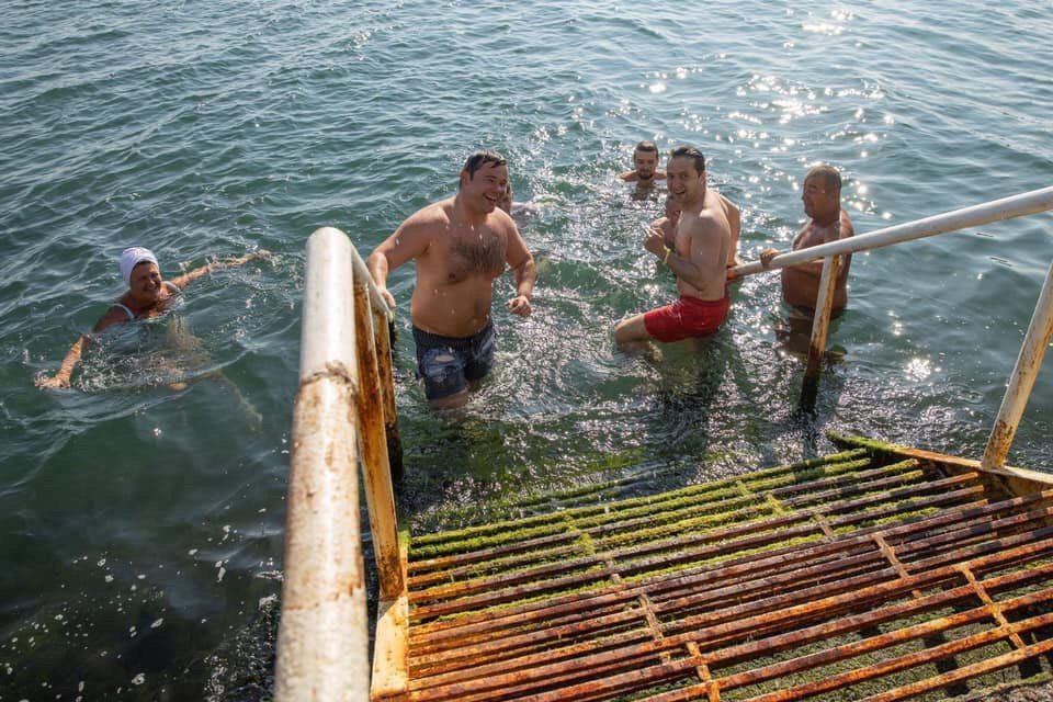 А чого мені боятися? Зеленський поплавав у морі та "порвав" мережу (відео)