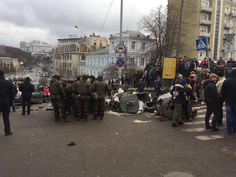 Гори сміття і поламана бруківка: в мережі показали, що залишилося в центрі Києва після звільнення Саакашвілі (фото)