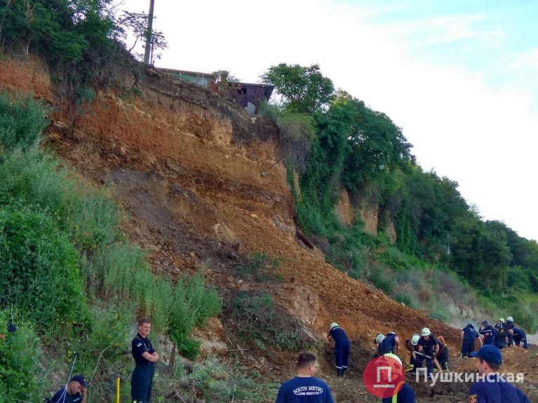 Під завалами шукають людей: на пляжі Одесси стався зсув грунту (відео)