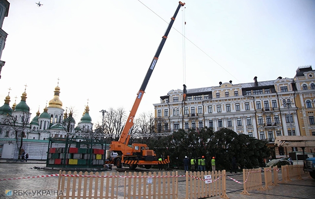 У Києві почали встановлення головної новорічної ялинки країни (фоторепортаж)