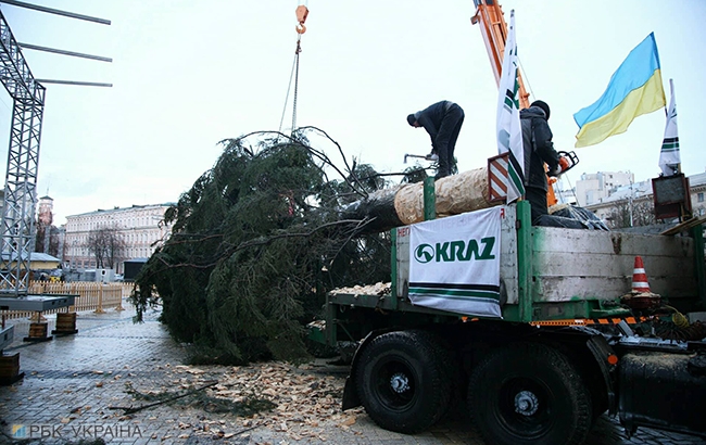У Києві почали встановлення головної новорічної ялинки країни (фоторепортаж)